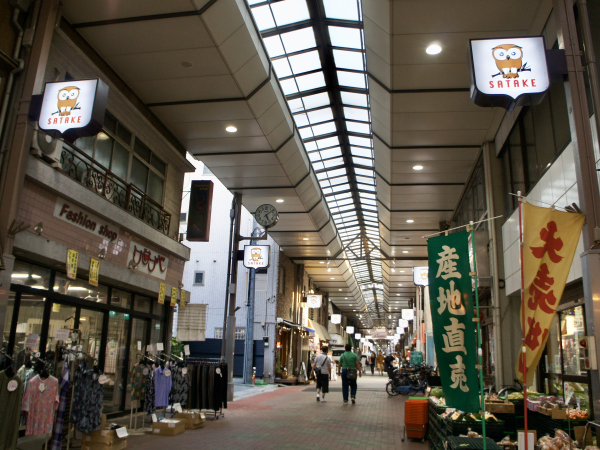 あかりが灯ったフクロウが愛らしい「佐竹商店街」